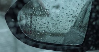 Ön cam yansımasına yağmur suyu. Arabanın içinden su damlacıklarına doğru bak..