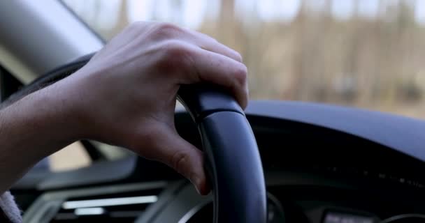 Рука Мана Лежит Руле Автомобиля Движении Концепция Обучения Автошколе Путешествия — стоковое видео
