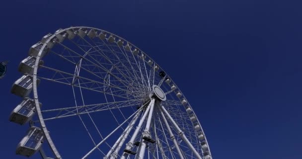 Spinning Pariserhjul Snurrar Mot Den Blå Himlen Familjesemester För Helger — Stockvideo