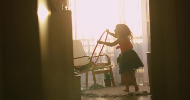 Kleines Mädchen Tanzt Verspielt Als Wäre Eine Ballerina Glückliches Kind — Stockvideo