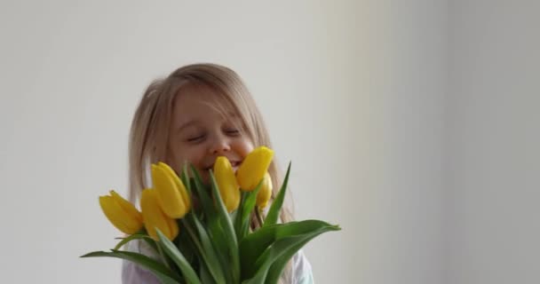 Mała Dziewczynka Raduje Się Bukietu Wiosennych Kwiatów Pięcioletnia Dziewczynka Bukietem — Wideo stockowe