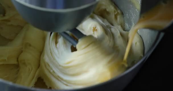 专业的钢制电动搅拌机 用于揉搓面团 厨房用奶油 女人把一个鸡蛋放在厨房顶部的电冰箱碗里 — 图库视频影像