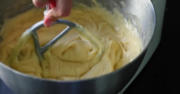 Zutaten Küchenständermixer Mischen Weiche Haferflocken Rosinen Walnuss Plätzchen Backen — Stockvideo