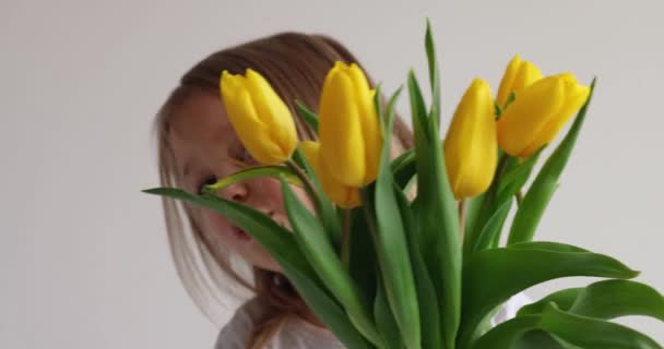 Petite Fille Réjouit Étreint Bouquet Tulipes Jaunes Dans Main Concept — Video