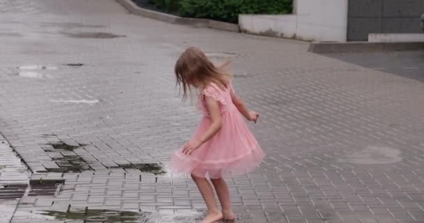 5岁的小女孩光着脚跑过水坑 快乐和平的童年 — 图库视频影像