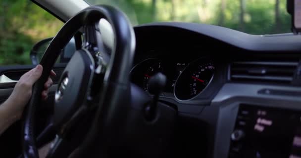 曼斯的手放在行驶中的汽车的方向盘上 驾驶学校训练的概念 乘车旅行 — 图库视频影像