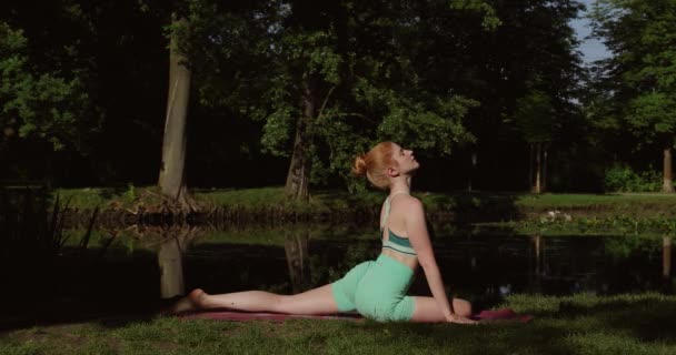 Smukła Dziewczyna Uprawia Jogę Parku Zachodzie Słońca Opieka Zdrowotna Wysportowana — Wideo stockowe