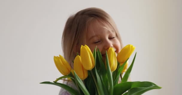 Mała Dziewczynka Raduje Się Przytula Bukiet Żółtych Tulipanów Dłoni Koncepcja — Wideo stockowe