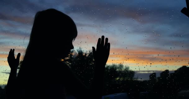 Ein Einsames Kleines Mädchen Das Mit Den Handflächen Das Fenster — Stockvideo