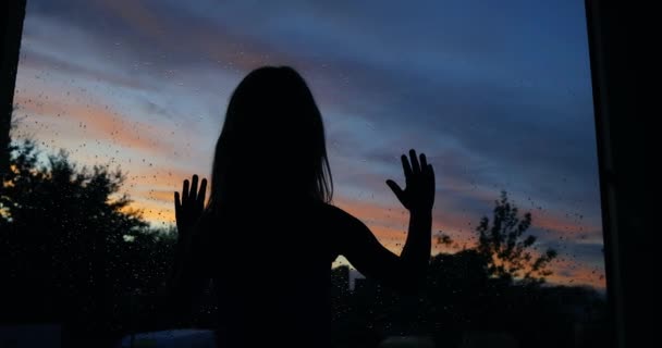 Menina Solitária Tocando Janela Com Palmas Das Mãos Sente Solidão — Vídeo de Stock