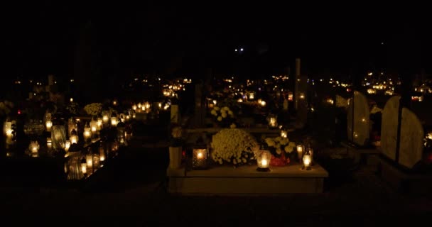 Ритуальна Лампа Цвинтарі Лампіоб Свічка Цвинтарі Старе Кладовище Вночі Осіння — стокове відео