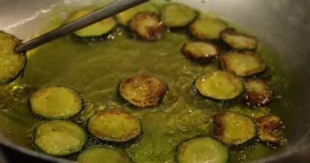 Zeytin Yağında Tavada Doğranmış Kabağı Kızartıp Ters Çevirin Yemek Pişirme — Stok video