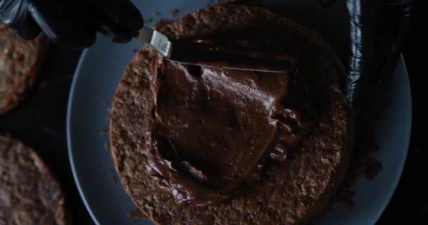 Chocolade Napoleon Frans Dessert Gemaakt Van Bladerdeeg Banketbakker Spreidt Een — Stockvideo