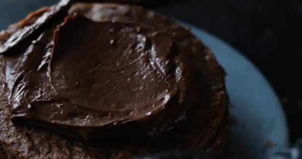 초콜릿 나폴레옹 페이스트리로 프랑스 디저트 패스트리 요리사는 주걱으로 달콤한 디저트를위한 — 비디오