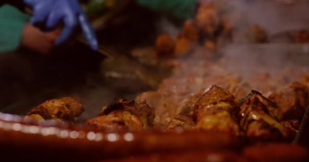 在欧洲一个城市的圣诞和新年市场上 晚上做街头肉食 — 图库视频影像