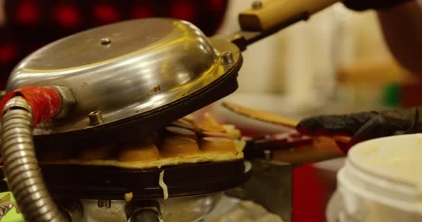 Cocinar Platos Postre Callejero Por Noche Mercado Navidad Año Nuevo — Vídeos de Stock