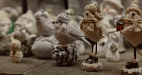 Χριστουγεννιάτικα Στολίδια Σχήμα Μικροσκοπικών Πουλιών Του Χειμώνα Στην Χριστουγεννιάτικη Αγορά — Αρχείο Βίντεο