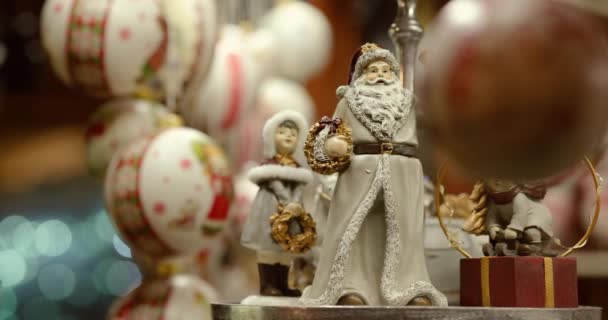 Χριστουγεννιάτικα Στολίδια Σχήμα Κέρινων Ομοιωμάτων Ανθρώπων Στην Χριστουγεννιάτικη Αγορά — Αρχείο Βίντεο