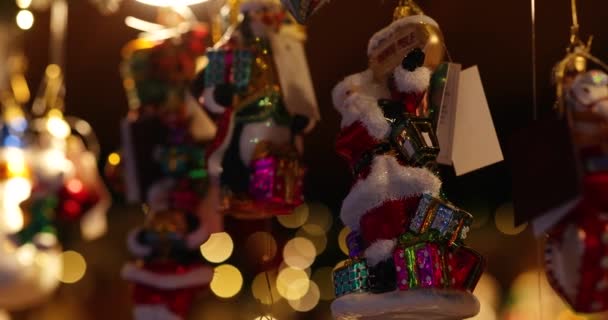 Ornements Noël Suspendus Tandis Que Des Guirlandes Colorées Scintillent Arrière — Video