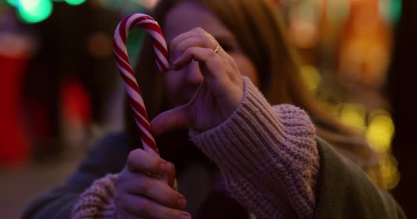 Ženy Stojící Vánočním Trhu Gestikulující Sladkostmi Aby Vytvořily Tvar Srdce — Stock video