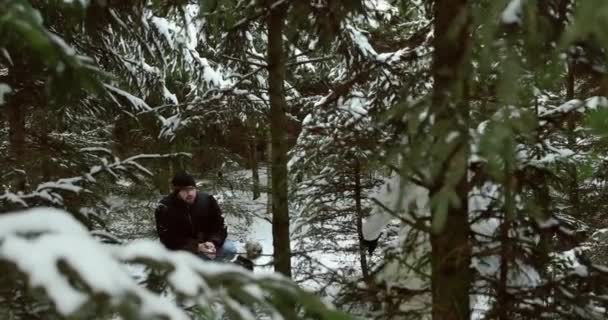 Rodzina Córeczką Spaceruje Śnieżnym Zimowym Lesie Ozdobionym Choinkami — Wideo stockowe