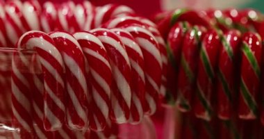 Videoda, tatil sezonuna adanmış özel bir şekerci dükkanında çok sayıda Noel temalı şeker satılıyor..