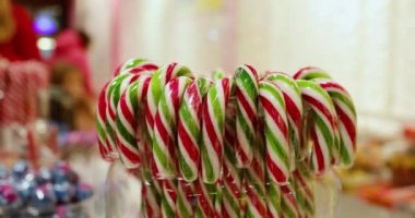Videoda, tatil sezonuna adanmış özel bir şekerci dükkanında çok sayıda Noel temalı şeker satılıyor..
