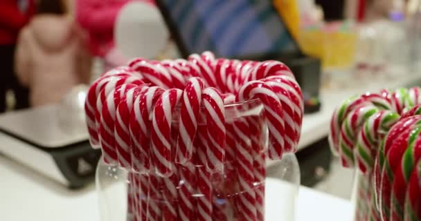 Das Video Zeigt Zahlreiche Weihnachtliche Bonbons Die Einem Süßwarenladen Verkauft — Stockvideo