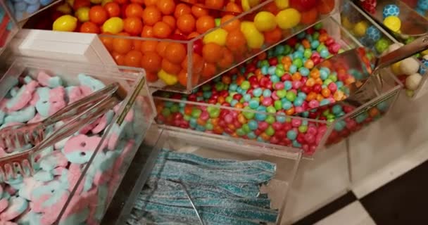 这段视频展示了大量销售的各种口香糖和棒棒糖 — 图库视频影像