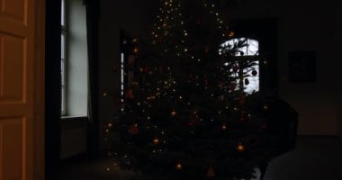 Video, zencefilli kurabiye ve kırmızı süslemelerle süslenmiş mavi bir Noel ağacını gösteriyor. Noel tatili kavramı.