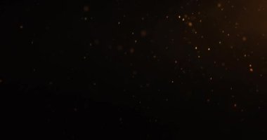 Gece, sarı bir sokak lambasının altında yavaş çekim kar yağışı videosu..