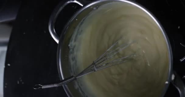 Proses Pembuatan Krim Cokelat Wanita Menambahkan Mentega Dan Coklat Pada — Stok Video