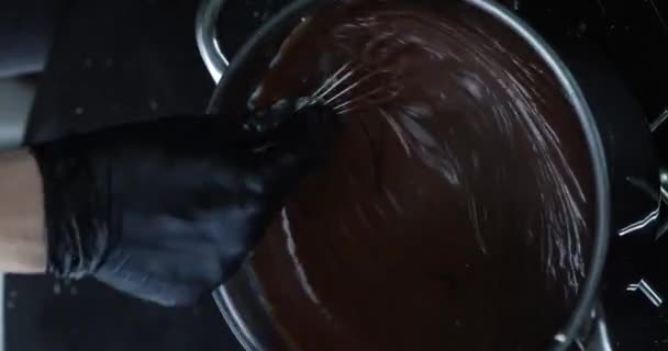 Een Vrouw Die Zoete Chocolademelk Een Pan Mengt Voorbereiding Voor — Stockvideo