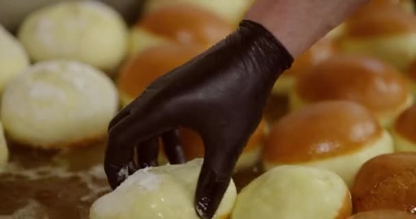 Παραδίδοντας Ντόνατς Τηγανισμένα Λάδι — Αρχείο Βίντεο