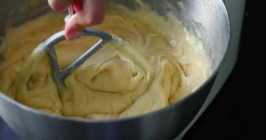 Kadın hamur ile çırpıcıyı karıştırıyor. Pasta yapmak için hazırlık. Yemek pişirme.