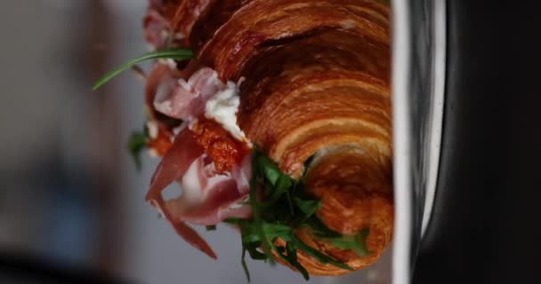 Croissant Šunkou Smetanovým Sýrem Rukolou Talíři Vertikální Video Krásné Jídlo — Stock video