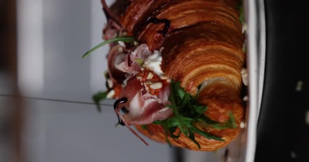 Croissant Šunkou Smetanovým Sýrem Rukolou Talíři Svislé Video — Stock video