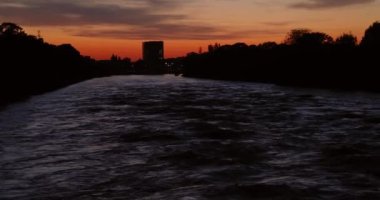 Wroclaw, Polonya 'daki nehir alışılmadık derecede yüksek bir seviyede, şehirde güçlü ve dramatik bir sahne yaratıyor. Yükselen su, son zamanlardaki şiddetli yağmurların etkisini gösteriyor..