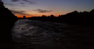 Wroclaw, Polonya 'daki nehir alışılmadık derecede yüksek bir seviyede, şehirde güçlü ve dramatik bir sahne yaratıyor. Yükselen su, son zamanlardaki şiddetli yağmurların etkisini gösteriyor..