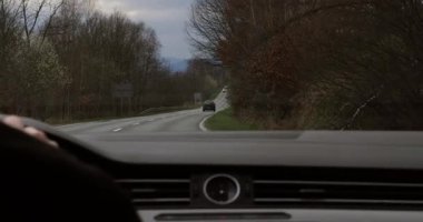 Bir gezgin arabayla gezintiye çıkıyor, baharın başında manzaranın güzelliğinin tadını çıkarıyor, araçların camından manzaranın panoramik görüntüsüyle..