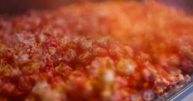 Pembe patlamış mısır, yumuşak, pastel renkli çekirdekli, partiler ve özel durumlar için tuhaf ve lezzetli bir ikram sunuyor. Neşeli rengi ve hafif dokusu onu göz alıcı bir çerez seçimi yapıyor..