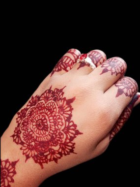 Avuç içinde dairesel çiçek desenli karmaşık bir mehndi tasarımı ayrıntılı parmak ucu motifleri ve zarif ve şık bir görünüm yaratan süslü aksanlar. Beyaz arkaplanda izole.