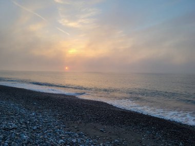 Polonya 'daki Baltık Sahili' nin üzerinde güzel bir gün batımı.