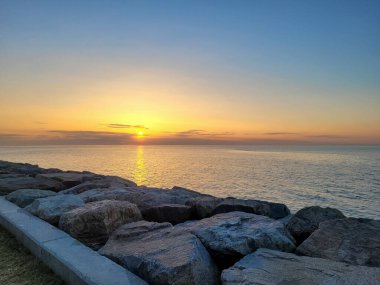 Sahilde gün batımı