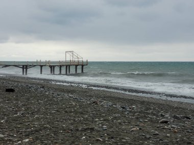 Deniz siyah kumla kaplıdır..