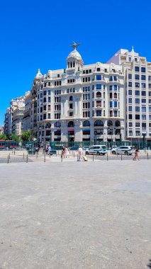 Valencia, İspanya 'da, parlak mavi gökyüzünün altında karmaşık mimari detayları olan muhteşem tarihi bir bina..