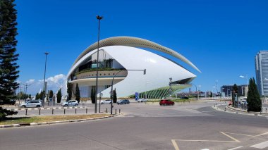 Valencia, İspanya 'daki Palau de les Arts Reina Sofia opera binasının fütüristik bir görüntüsü. Parlak mavi gökyüzüne karşı modern bir mimari sergileniyor..