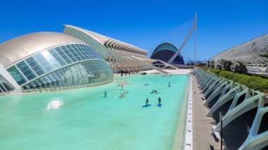 İspanya 'nın Valencia kentindeki Fütüristik Mimari ve Hemisferik binasının çarpıcı manzarası. Parlak turkuaz bir su havuzu var..