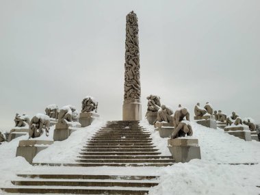 Oslo 'daki Vigeland Parkı' ndaki anıt, karla kaplı heykellerle çevrili, Norveç 'in karmaşık sanatını ve kışın güzelliğini gözler önüne seriyor..