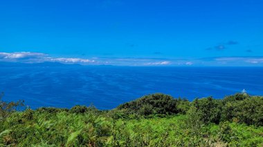 İspanya 'nın Bask ülkesindeki yemyeşil ve uzak dağların çerçevelediği Atlantik Okyanusu' nun ufka uzanan çarpıcı manzarası..